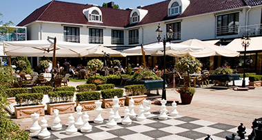 Groot schaakbord op het terras