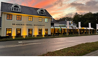 buitenaanzicht hotel met mooie zonsondergang